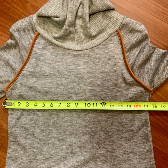 Ladies THMI, gray with brown accent cowl neck boho/western/coquettecore sweater - Picture 10 of 11